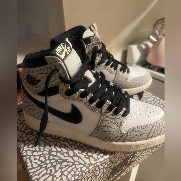 Brand New never worn Air Jordan High OG comes with extra white